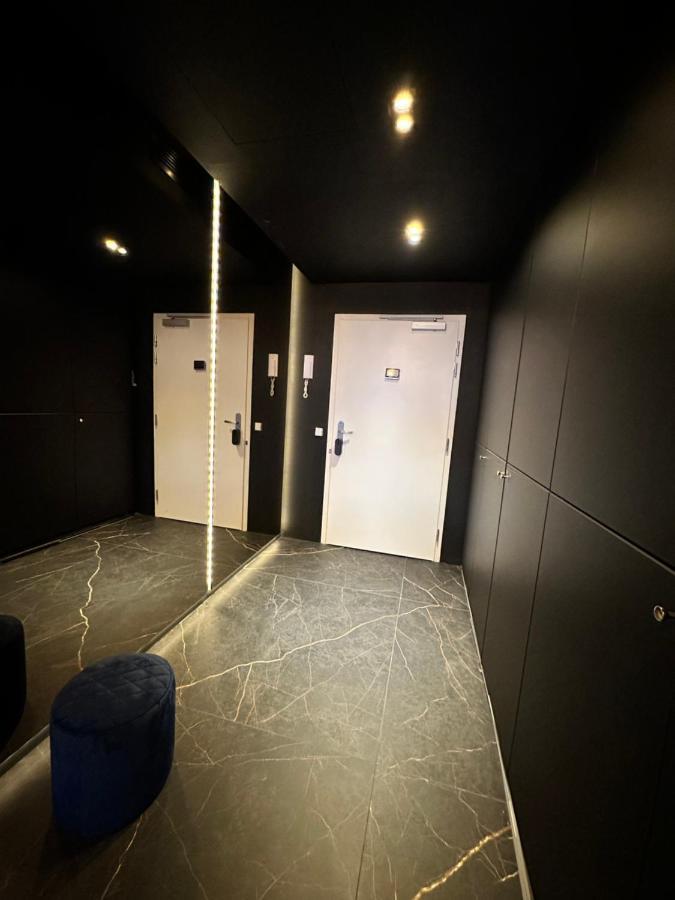Skyline Elegance With Free Parking Apartment Bratislava Bagian luar foto