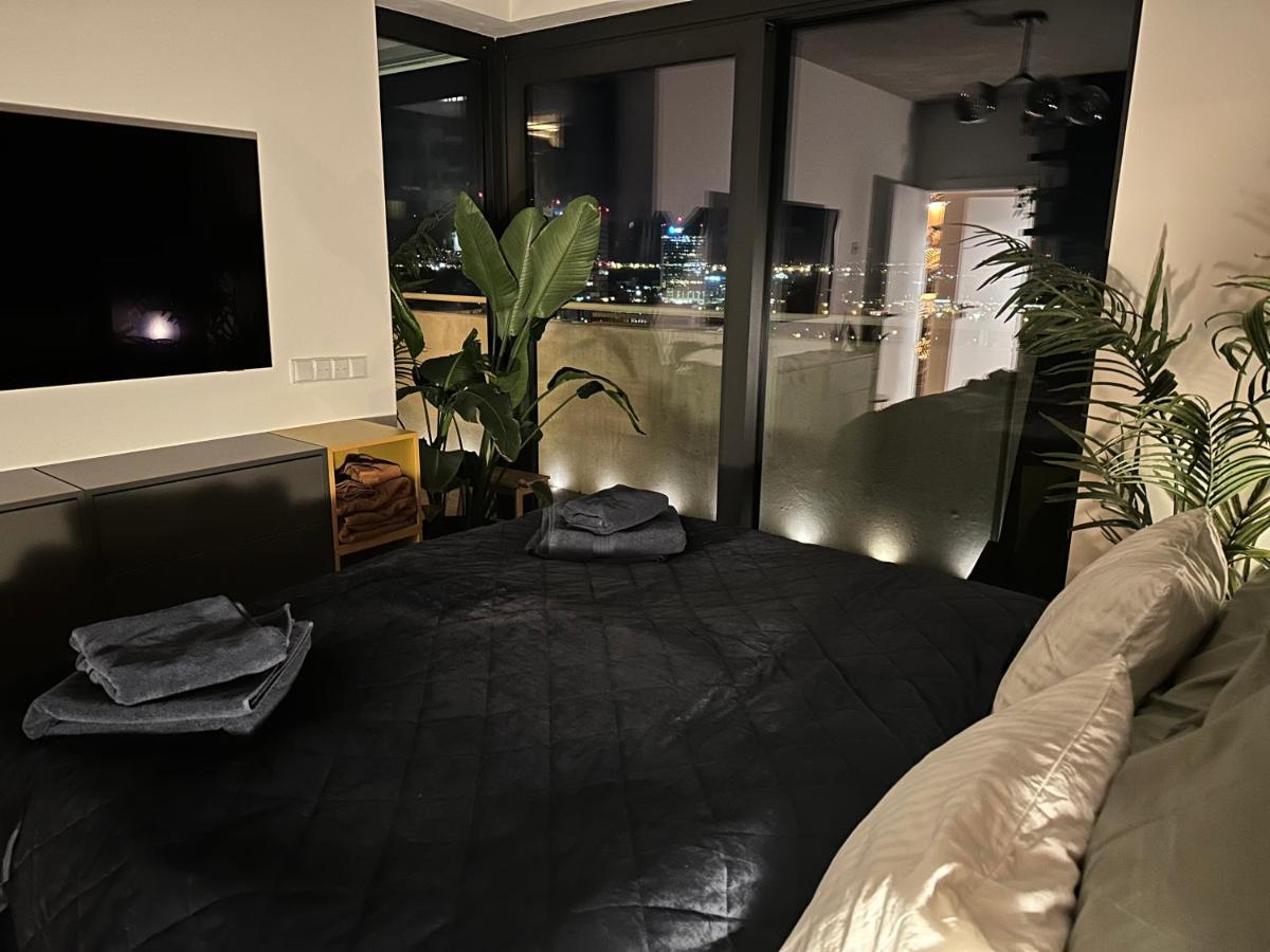Skyline Elegance With Free Parking Apartment Bratislava Bagian luar foto