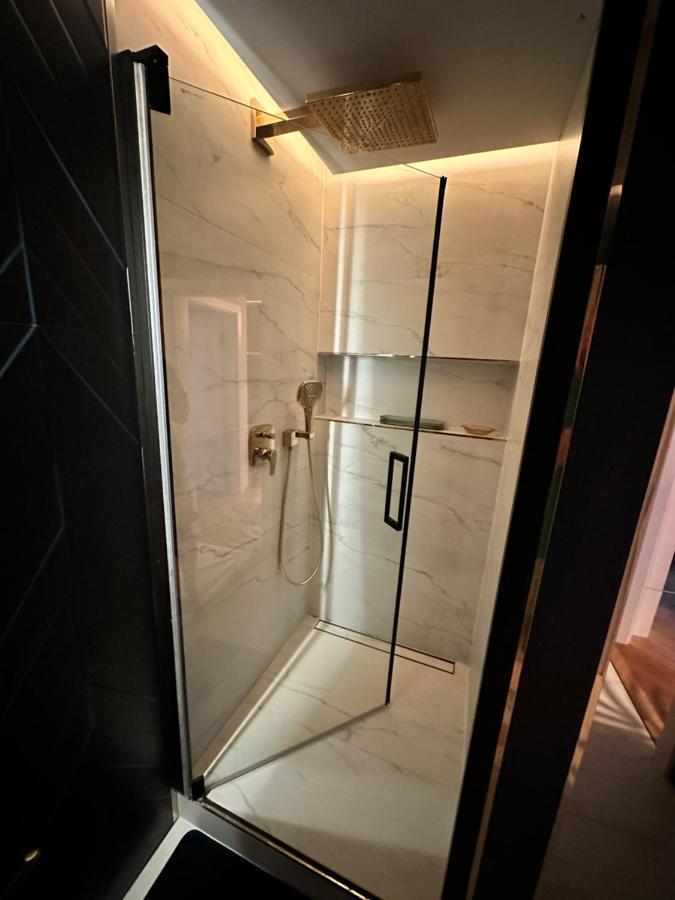 Skyline Elegance With Free Parking Apartment Bratislava Bagian luar foto