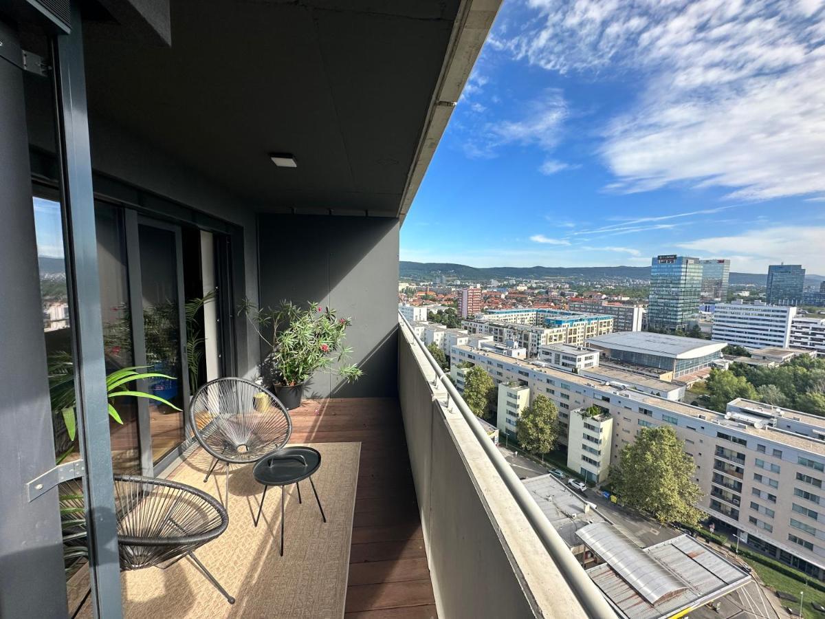 Skyline Elegance With Free Parking Apartment Bratislava Bagian luar foto