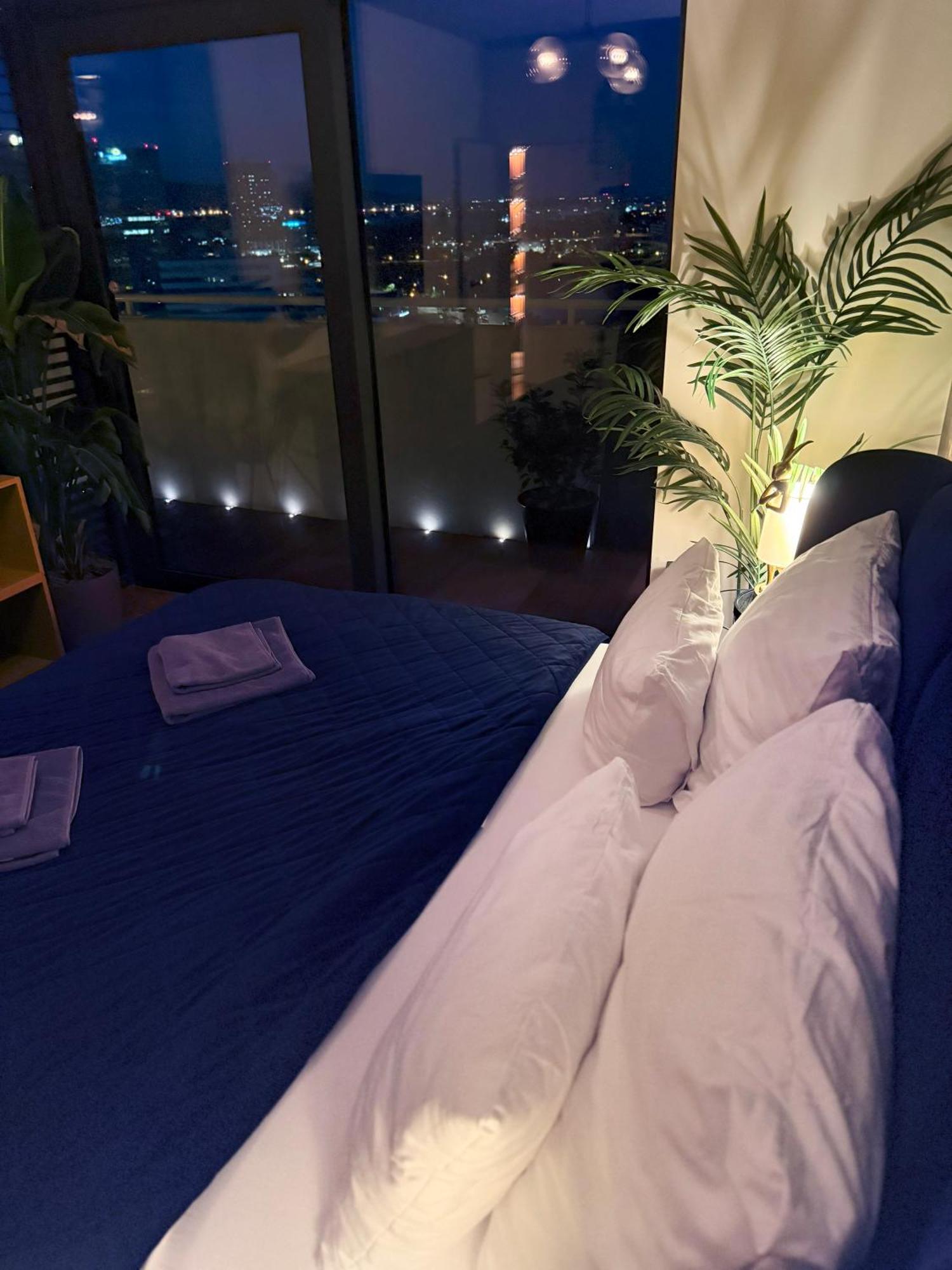 Skyline Elegance With Free Parking Apartment Bratislava Bagian luar foto